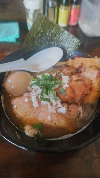 「にぼしらーめん+煮豚+味玉+和え玉（鶏油）」@濃麺 海月の写真