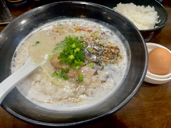 「とんこつ白」@自家製多加水極太麺 ISAMIの写真