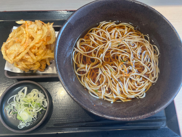 「かけそば＋かき揚げ」@ゆで太郎 越谷大間野町店の写真