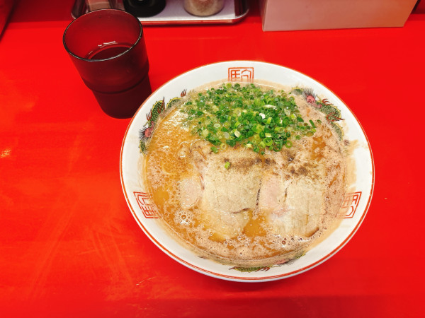 「ラーメン＋唐辛子練り込み麺 替え玉」@博多ラーメン 駒やの写真