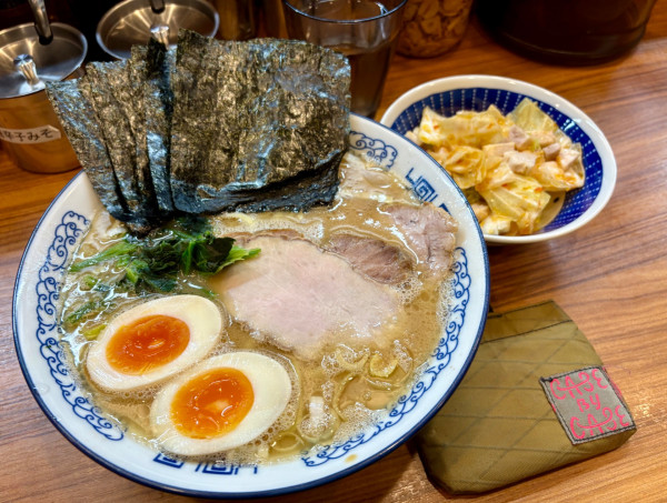 「極上ラーメン+キャベチャー」@横浜豚骨醤油ラーメン YOLOの写真