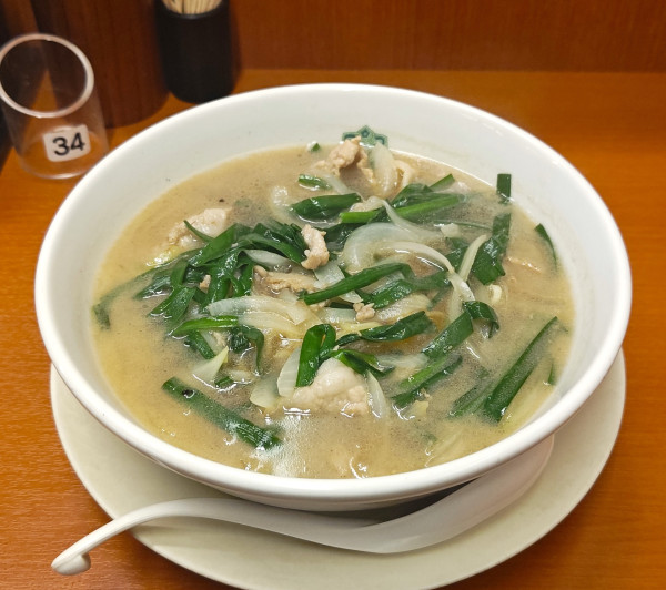 「肉ニラらーめん」@日高屋 市ヶ谷屋八幡町店の写真