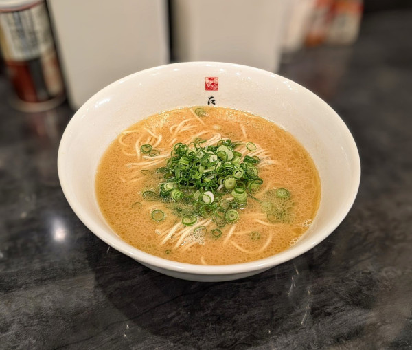 「かけ豚骨ラーメン」@麺屋たくみ 駅前店の写真
