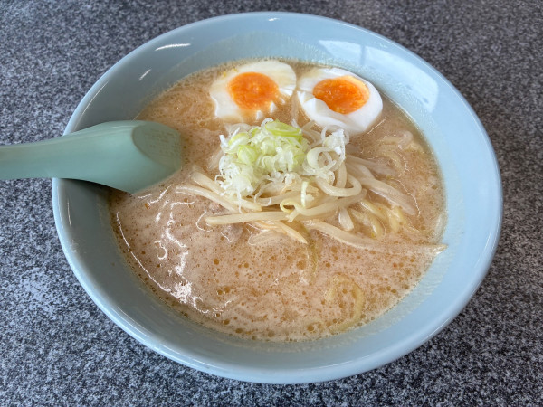 「味噌ラーメン、茹で玉子(840円)」@どさんこの写真