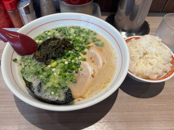「高菜チャーシューめんバリ　ライス」@長浜ラーメン 博多っ子の写真