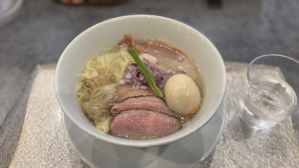 「特上中華蕎麦塩」@宍道湖しじみ中華蕎麦 琥珀 池袋店の写真