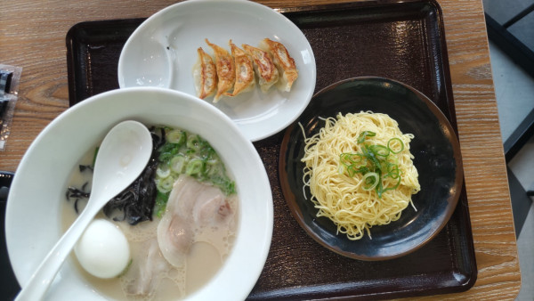 「白丸元味（＋塩玉子＋博多ひとくち餃子＋替玉）」@一風堂 コースカベイサイドストアーズ横須賀店の写真