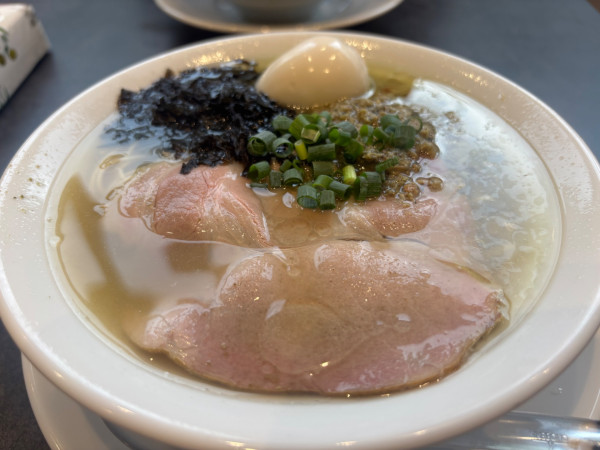 「牡蠣塩ラーメン、味玉」@むかん横浜の写真