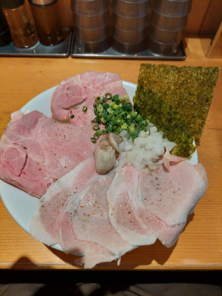 「濃厚牡蠣煮干しチャーシュー中華そば＋ライス」@麺屋 まほろ芭の写真