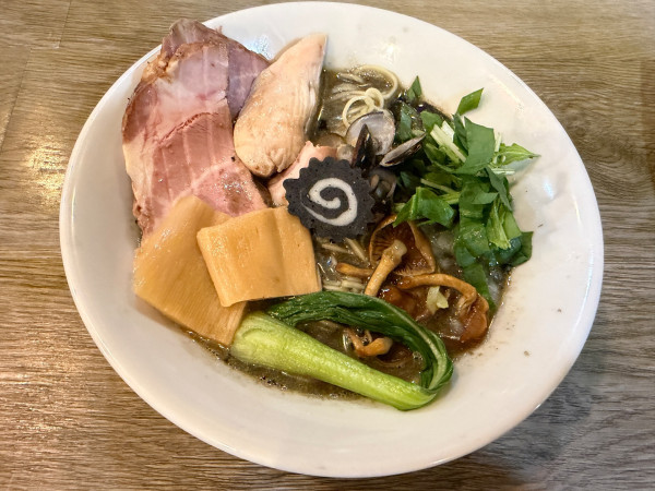 「イカとシジミの黒ラーメン(味噌)900円+えび塩のあえ玉」@ニボシラァメン コハクの写真