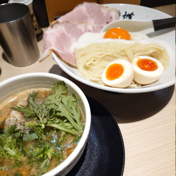 「なめこと山わさびの山かけつけ麺（特製TP）」@麺 鍾馗の写真