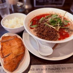 白胡麻担担麺（5辛／5痺￥1200）他