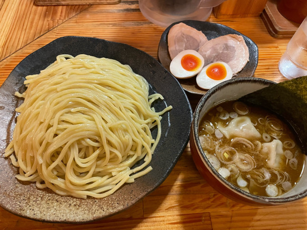 「つけ麺(大盛り)+味玉チャーシュー・水餃子トッピング」@つけ麺屋 やすべえ 秋葉原店の写真