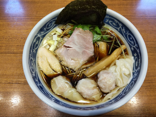 「わんたん煮干そば黒醤油」@寿製麺よしかわ 川越店の写真
