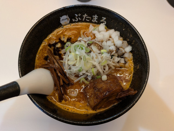 「辛味噌らーめん950円」@らーめん ぶたまろの写真