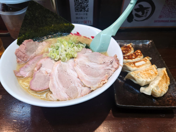 「チャーシュー麺   餃子」@さつまっこ 平和島店の写真