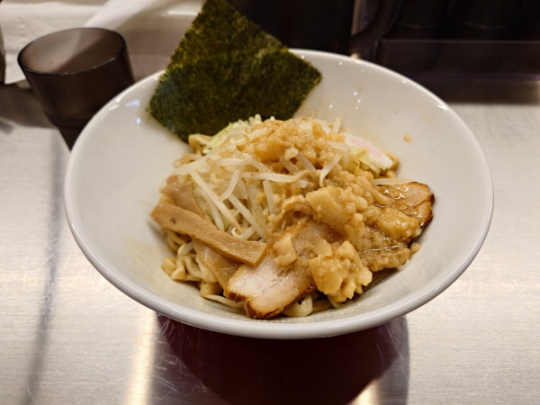 「背脂　ヤサイ　油そば」@油珉の写真