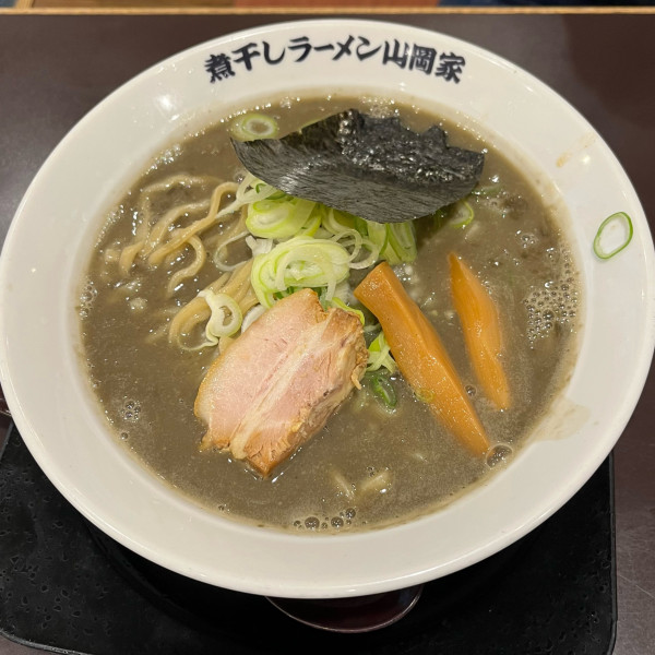 「極濃煮干し豚骨ラーメン〝太麺〟」@煮干しラーメン山岡家 弘前店の写真