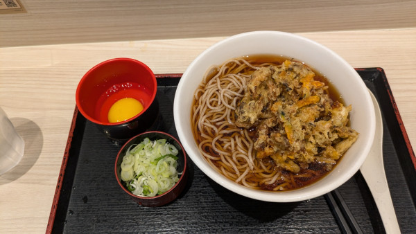 「（期間限定）秋の味覚かき揚げ天玉そば」@いろり庵きらくそば 水道橋店の写真