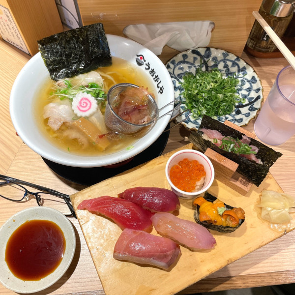 「追いかつおラーメン 特上7貫セット（ハーフ）」@鮨とラーメン うおがしや 新橋店の写真
