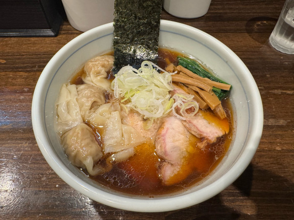 「焼豚中華そば(醤油)+自家製ワンタン(3個)」@櫻井中華そば店の写真