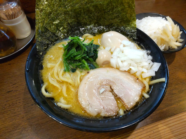 「ラーメン＋味玉&海苔サービス､ライス無料」@濃厚豚骨ラーメン 濱虎家の写真