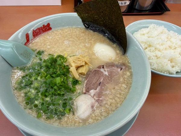 「プレミアム塩とんこつwithライス」@ラーメン山岡家 上尾店の写真