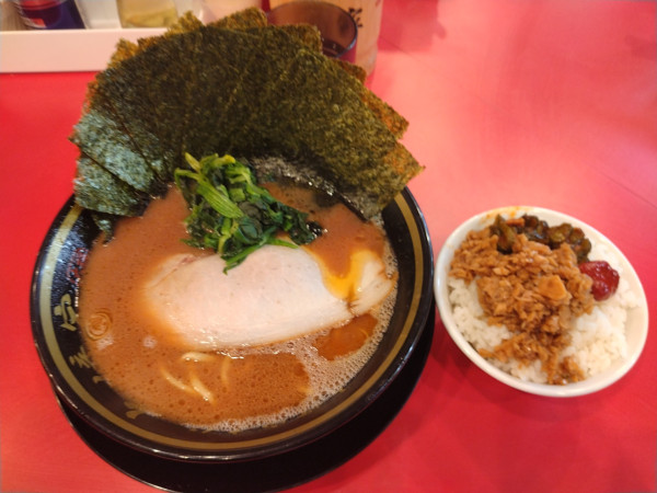 「ラーメン¥900+のり(5枚)¥100+ライス放題¥100-」@家系ラーメン大﨑家 末広町店の写真