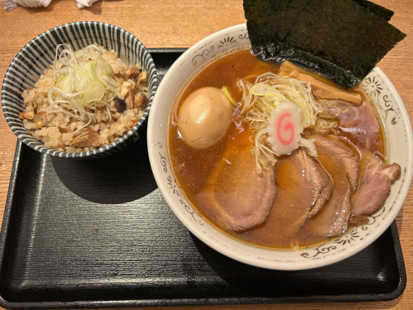 「特製中華そば+チャーシュー炊き込みご飯」@中華そば 勝本の写真