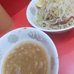 つけ麺　麺半分　ヤサイ少なめニンニク