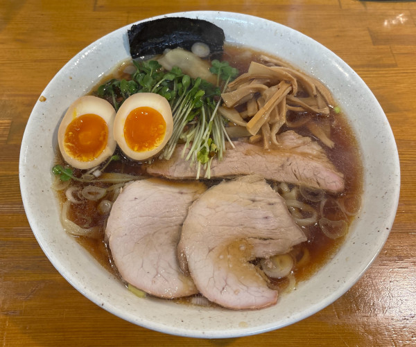 「国産地鶏ワンタン麺(太麺変更)＋半熟煮卵」@白河ラーメン やまだの写真
