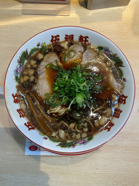 「背脂醤油ラーメン　黒(790円)麺固め」@伍福軒 川崎店の写真