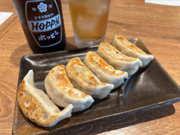 「肉汁焼餃子(6ヶ)614円+ホッピーセット」@肉汁餃子のダンダダン 新秋津店の写真