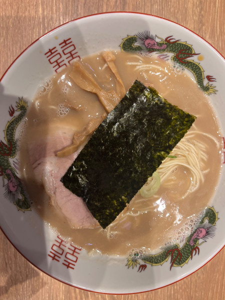 「博多豚骨ラーメン980円」@らぁ麺すぎ本 福岡空港国内ターミナル店の写真