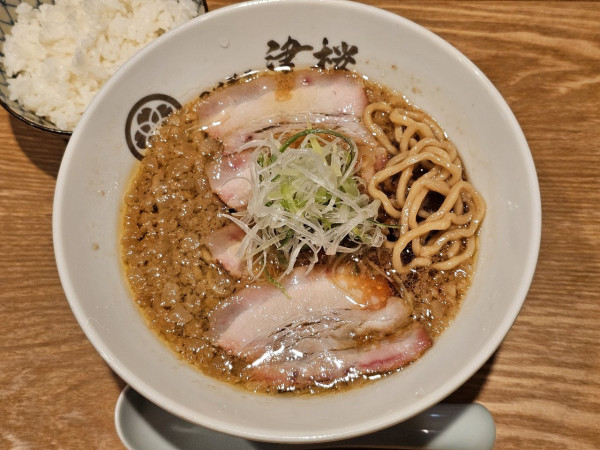 「【限定】炭火背脂中華（手揉み麺）　1050円」@つけ蕎麦 津桜の写真