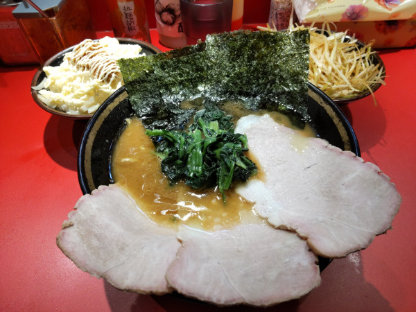 「チャーシューメン(3枚)＋ネギ白、ライス」@家系ラーメン 王道乃印 新橋店の写真