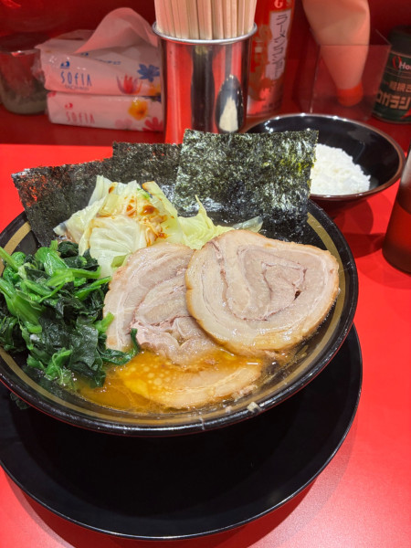 「ラーメン、半ライス、キャベツ、バラチャー」@とらきち家の写真