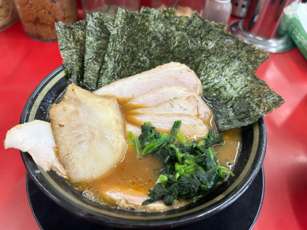 「チャーシューメン5枚　のり　トントロ　カタオオ」@家系ラーメン 王道家の写真