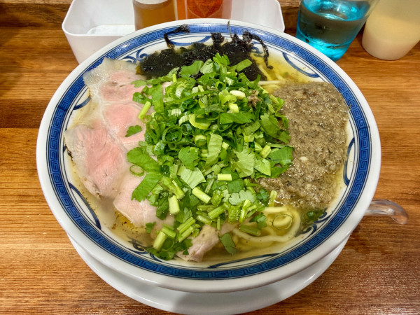「牡蠣塩ラーメン ハーフパクチー」@無冠 阿佐ヶ谷の写真