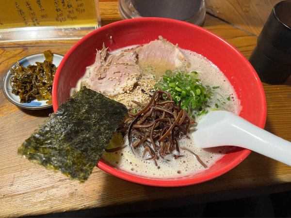 「ラーメン(粉おとし)＋からし高菜＋替玉」@元祖長浜 大学ラーメンの写真