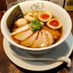 特製鶏の醤油らーめん鶏ももチャーシュートッピング