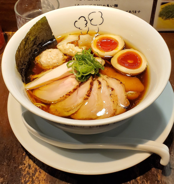 「特製鶏の醤油らーめん鶏ももチャーシュートッピング」@鶏喰~TRICK~の写真