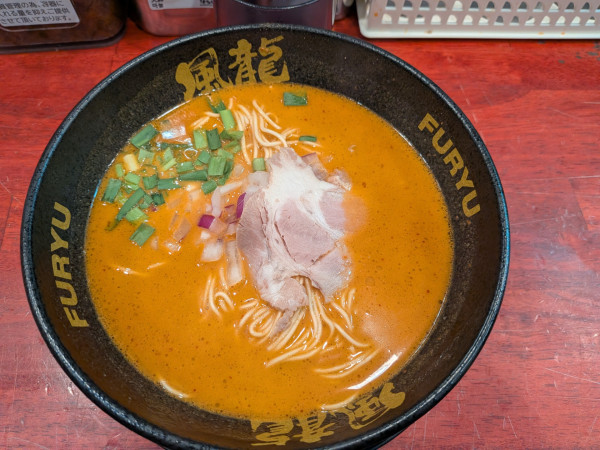 「辛ラーメン、替玉２玉」@とんこつラーメン 博多風龍 渋谷店の写真