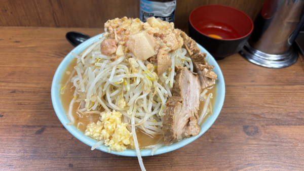 「小+生卵」@ラーメン二郎 池袋東口店の写真