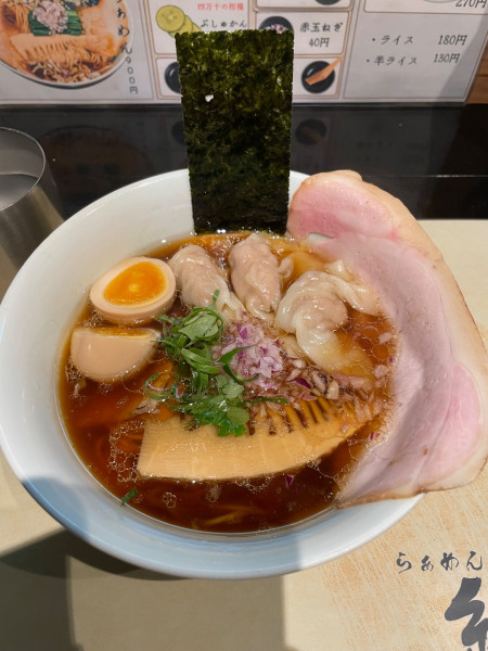 「淡麗醤油らぁめん+ワンタン3個+味玉¥1,270」@らぁめん 紬麦の写真