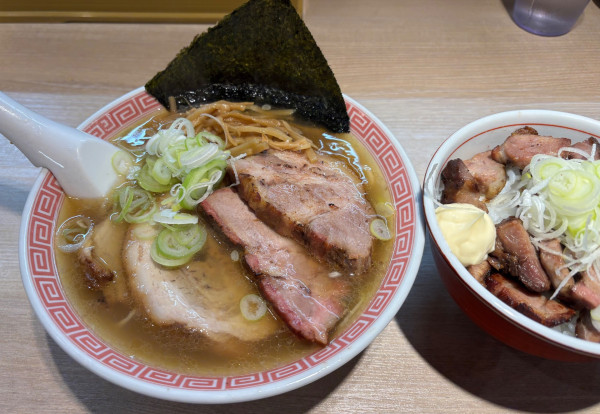 「チャーシュー麺　塩+豚ごはん」@まるえ中華そばの写真
