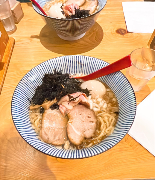 「特製背脂醤油ラーメン」@焼きあご塩らー麺 たかはし 歌舞伎町店の写真
