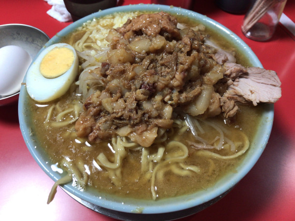 「ラーメン普通盛400g(ニンニク、アブラ)+生たまご 1250円」@ラーメン富士丸 明治通り都電梶原店の写真