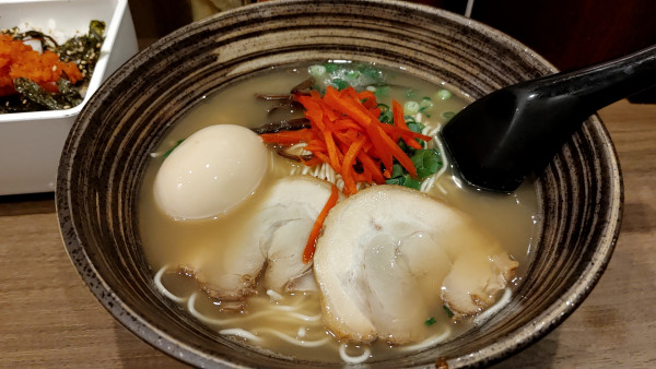 「豚骨らーめん半熟玉子」@麺屋 五常 ウイング新橋店の写真