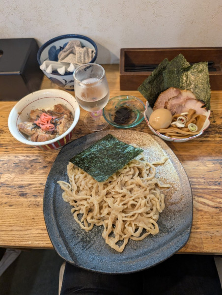 「特製つけそば＋豚ばらナンコツごはん＋プレミアム日本酒」@中華そば専門 とんちぼの写真